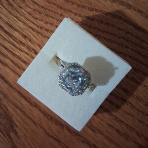 Silver-Tone Clear Crystal Halo Statement Ring - Women Jewelry. Size 6.